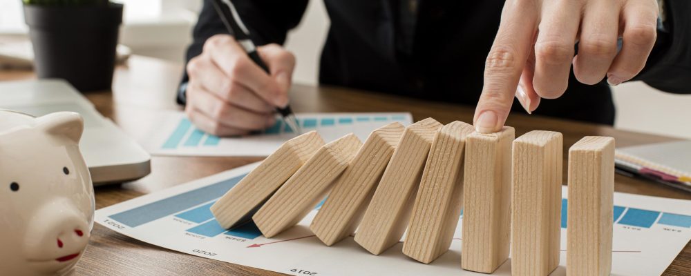 empresario-no-escritorio-com-blocos-de-madeira
