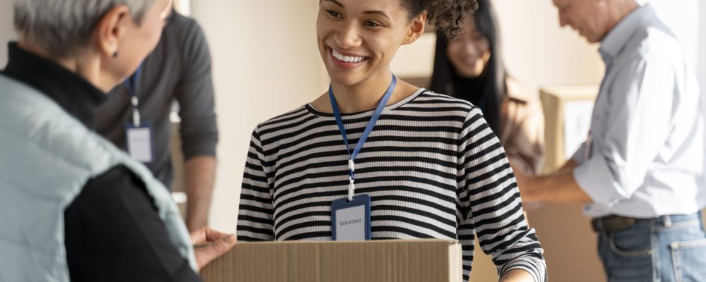 feche-as-pessoas-segurando-caixa