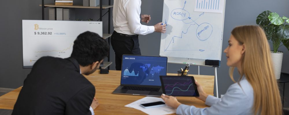 pessoa-de-negocios-olhando-para-graficos-de-financas