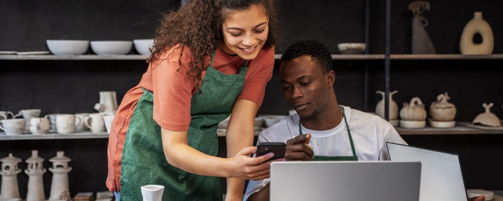 pessoas-sorridentes-de-tiro-medio-com-smartphone