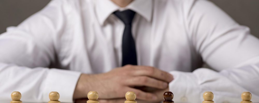 vista-frontal-homem-de-negocios-com-peoes