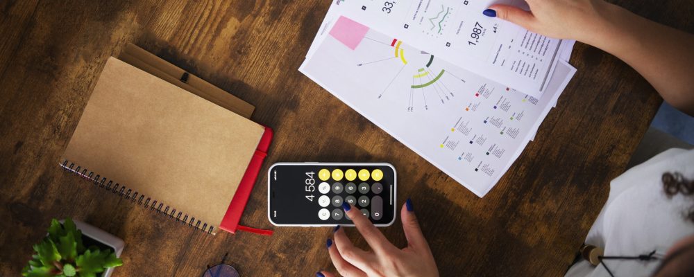 vista-superior-mulher-trabalhando-como-economista